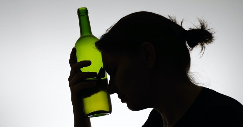 Изследват връзка между употребата на алкохол и ръста на самоубийства сред жените