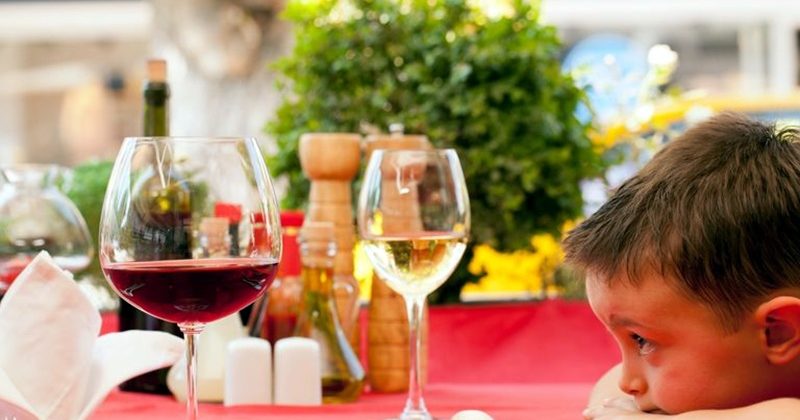 Употребата на алкохол от родителите влияе върху моделите на пиене на децата им