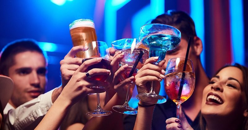 Защо хората са по-склонни да пият, когато са щастливи, отколкото когато са тъжни?